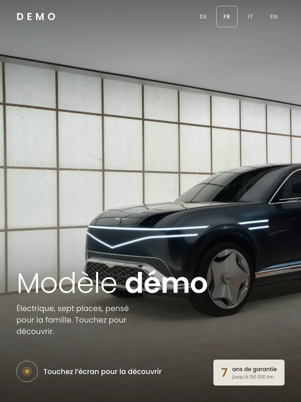 Le kiosque ShowroomOS en portrait : un SUV dans un studio lumineux, le nom du modèle et l’invitation à toucher.