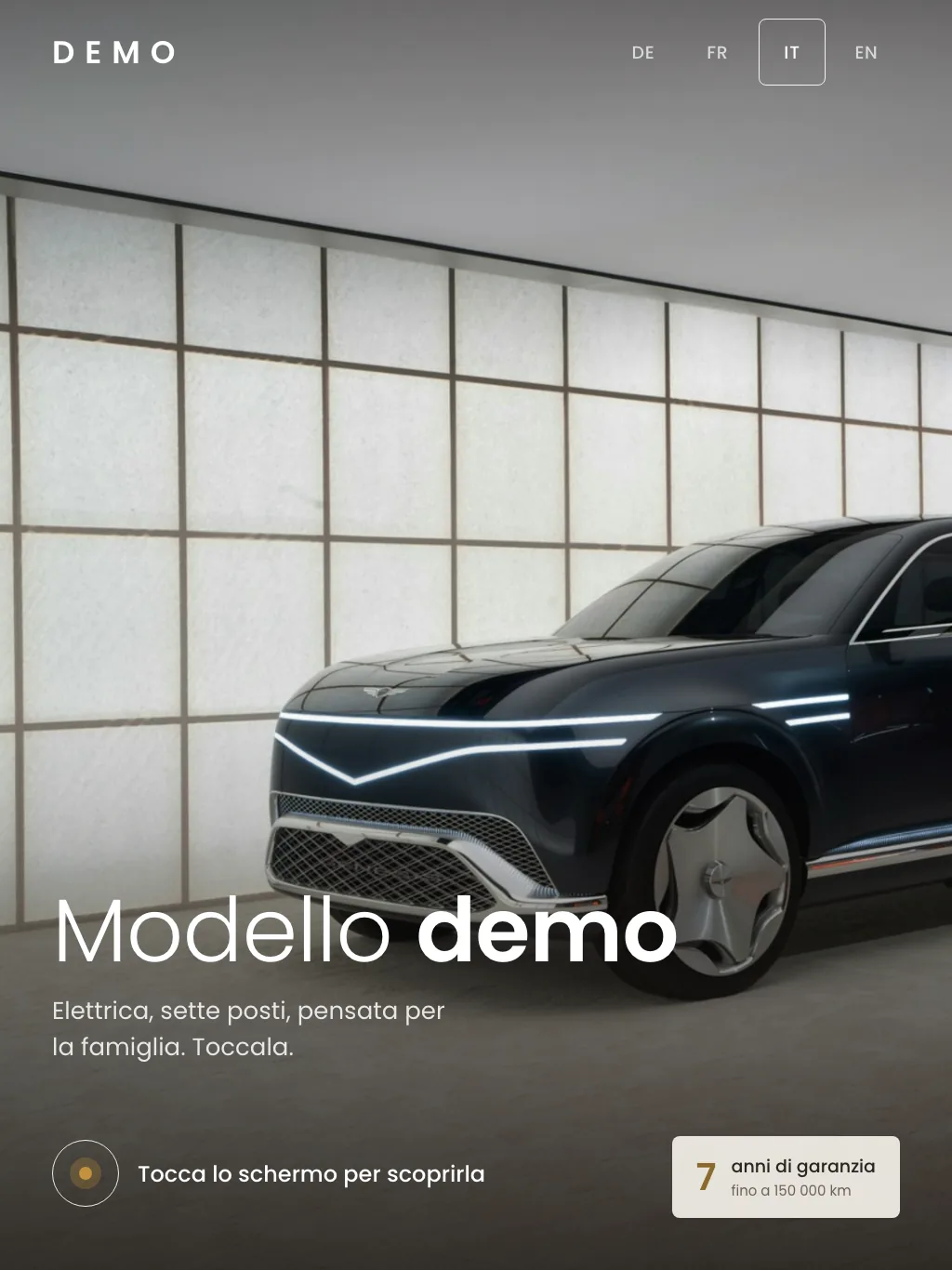 Il kiosk ShowroomOS in verticale: un SUV in uno studio luminoso, il nome del modello e l’invito a toccare.