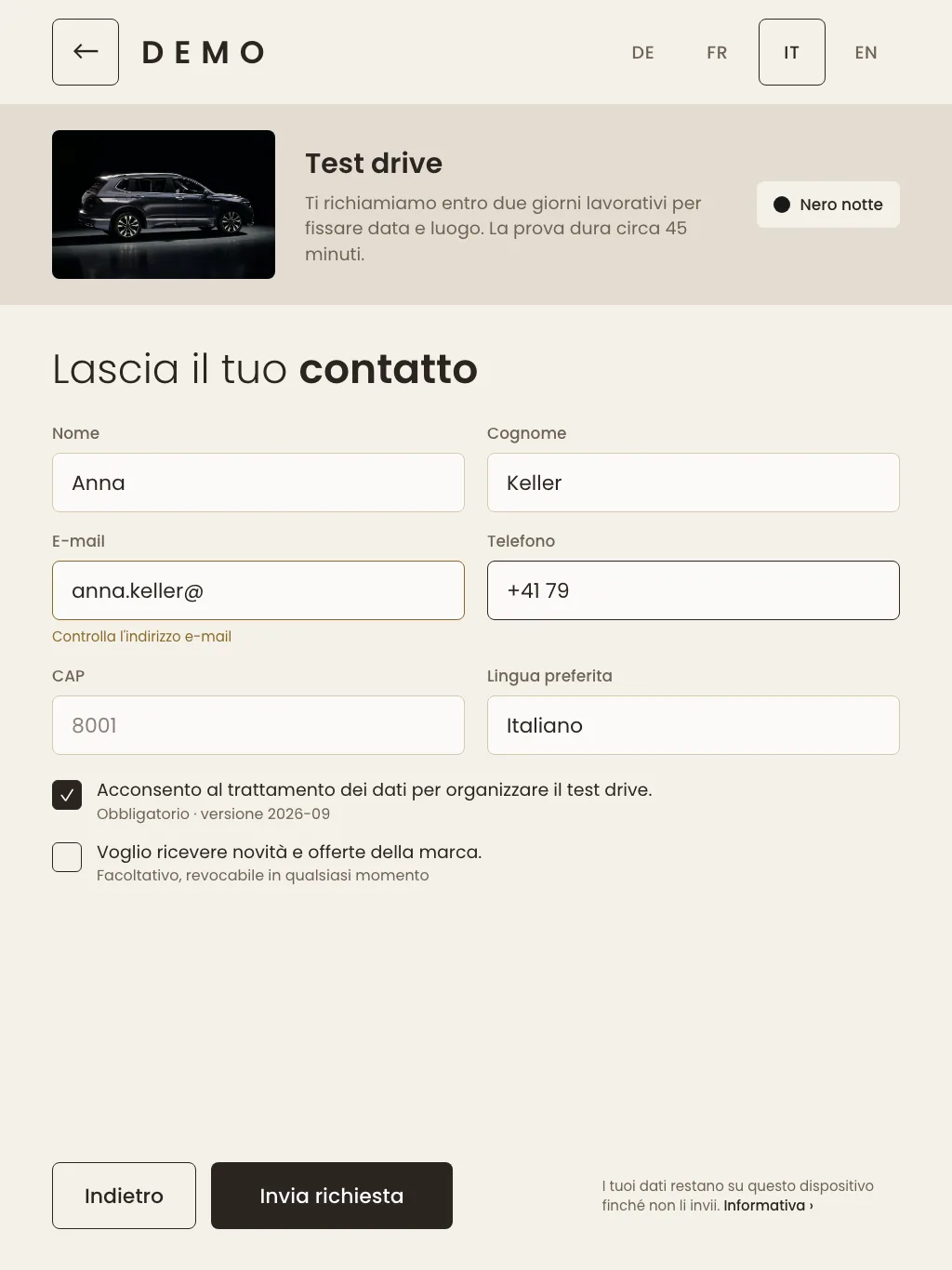 Modulo di contatto del kiosk per un test drive, con campi grandi e consensi separati.